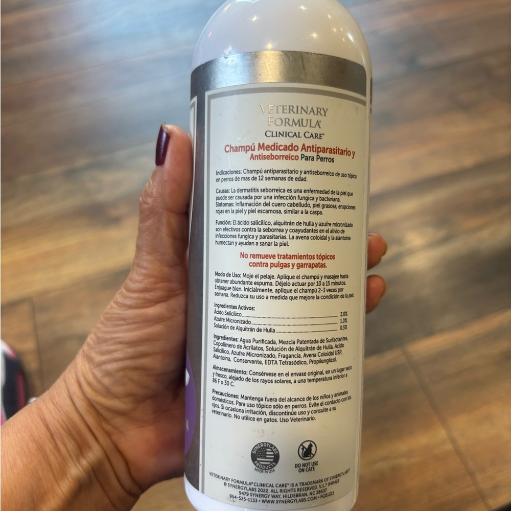 Veterinary Formula Clinical Care Dog Shampoo - Picture 3 of 3